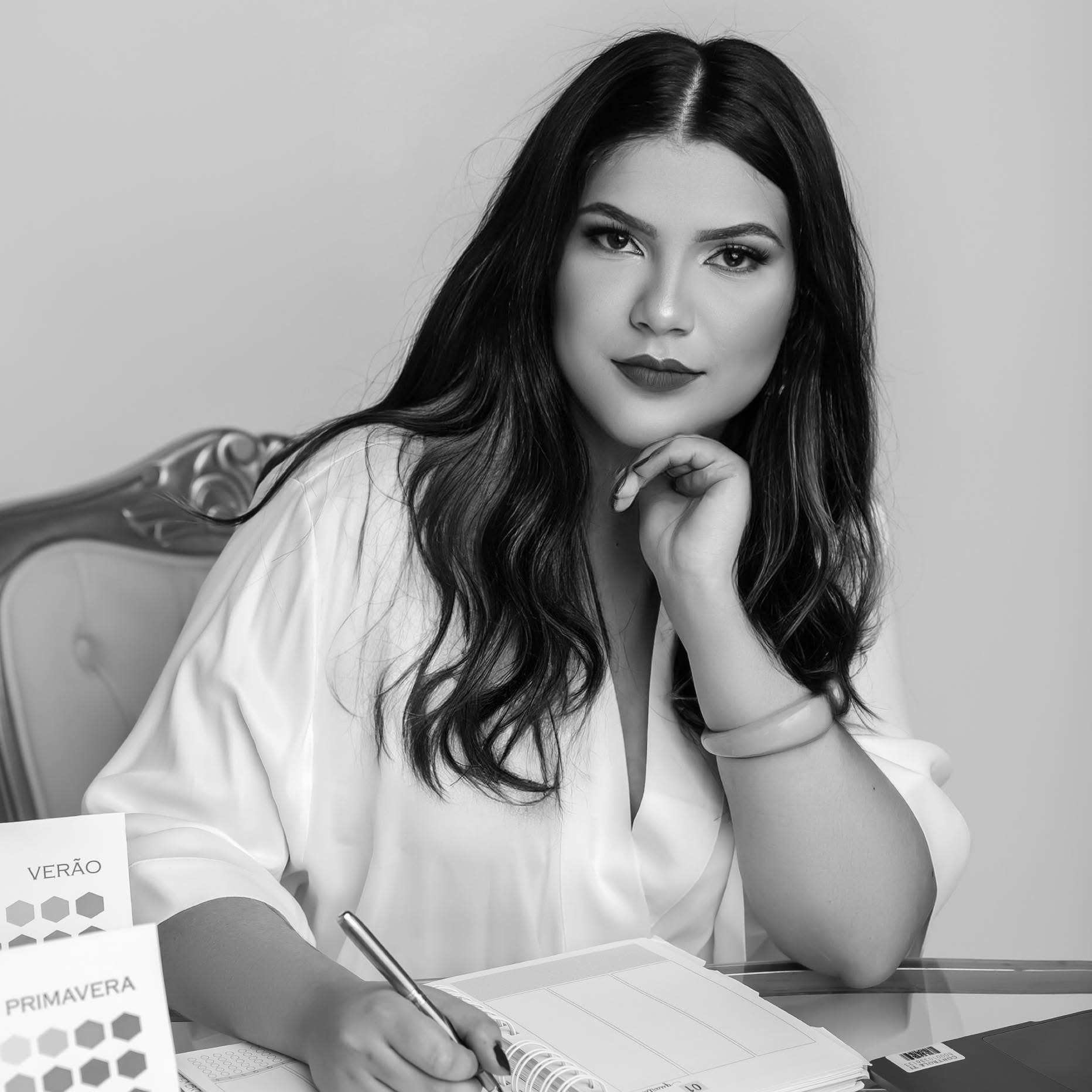 Raissa Passos em atendimento, analisando cartelas de coloração pessoal