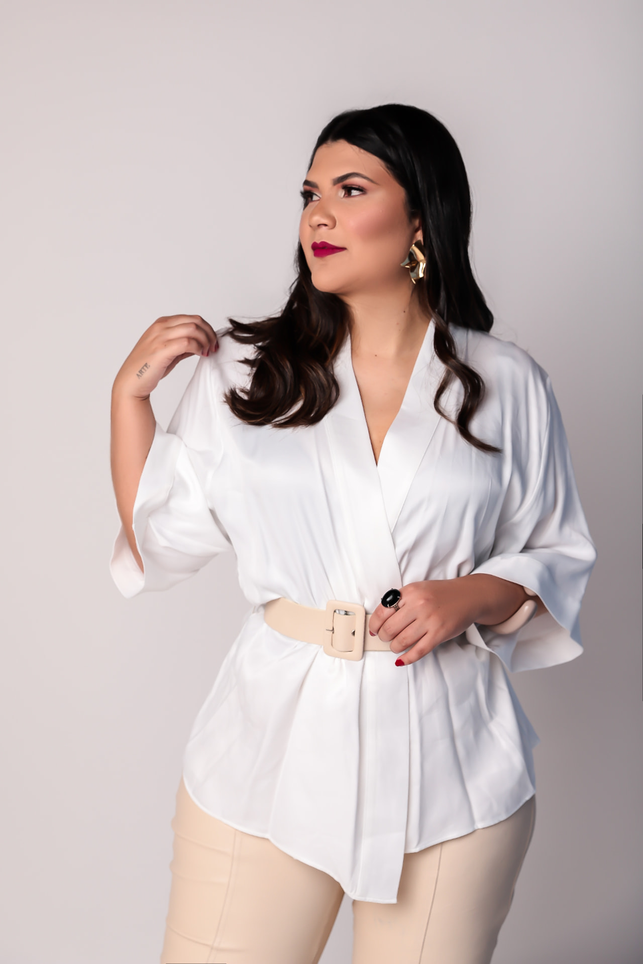 Raissa Passos usando um look em tons neutros